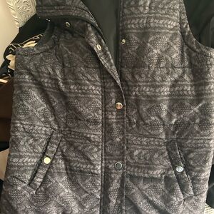 Stylish Gray Patterned Women's Puffer Vest with Snap Pockets NWOT Machine Wash